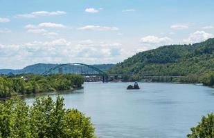 brug over de Ohio-rivier in wheeling, wv foto