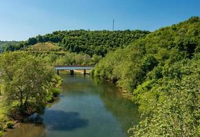 de beroemde historische overdekte brug die leidt naar phillippi in west-virginia foto