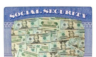 veel Amerikaanse dollarbiljetten of bankbiljetten binnen het kader van de sociale zekerheid als concept voor de financiering van een crisis