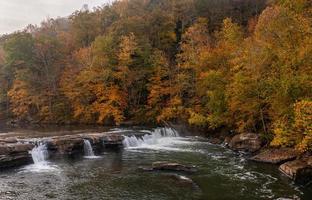 cascades van de vallei vallen op een mistige herfstdag foto