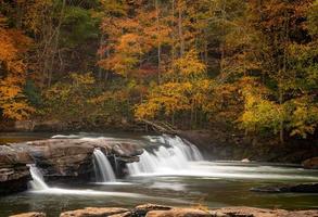 cascades van de vallei vallen op een mistige herfstdag foto