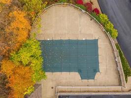 luchtfoto drone foto van het zwembad dat de faciliteit beschermt tegen herfstbladeren