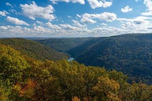 panorama van de kloof van de cheat-rivier stroomopwaarts van Coopers Rock State Park in West-Virginia met herfstkleuren foto