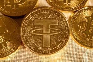 tether-muntconcept dat wordt gebruikt als een manier om in bitcoin en andere alt-munten te handelen foto