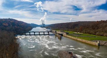 fort martin kolencentrale aan de rivier de Monongahela in de buurt van Point Marion en Morgantown foto