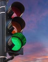 groen licht op verkeerslicht tegen zonsopgang als concept voor hoop foto