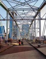 John Seigenthaler voetgangersbrug of Shelby Street Crossing als de schemering in Nashville valt foto