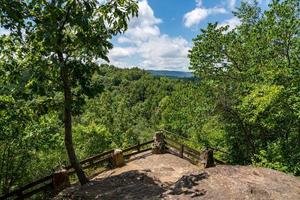 stenen kijken uit op het pad in Fairfield Glade Community in Tennessee foto