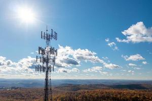 mobiele telefoon of mobiele servicetoren in een bebost gebied van West-Virginia met breedbandservice foto