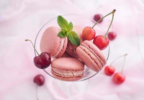 roze Franse macarons met kersen foto
