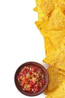kom verse salsa dip geïsoleerd op witte achtergrond foto
