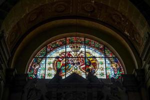 trentino, italië, 2016. glas in lood raam in de collegiale kerk foto