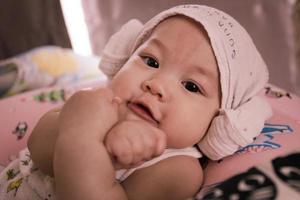 een Aziatische baby voelt geluk. foto