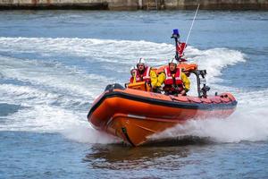 staithes, North yorkshire, Verenigd Koninkrijk, 2010. rnli reddingsboot display foto