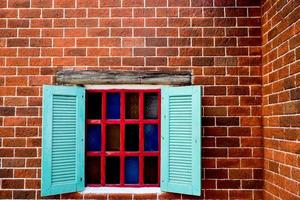 vintage venster op rode bakstenen gebouw foto