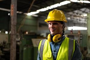 hoofdwerktuigbouwkundig ingenieur aan het werk in een mechanische fabriek foto