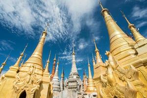 de groep van oude pagodes genaamd shwe indein gelegen in het dorp in de buurt van het inle-meer van myanmar. foto