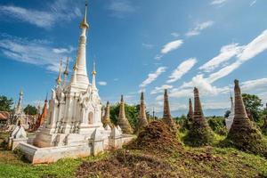 de groep van oude pagodes genaamd shwe indein gelegen in het dorp in de buurt van het inle-meer van myanmar. foto