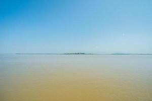 de irrawaddy of ayeyarwady rivier is een rivier die van noord naar zuid door myanmar stroomt. het is de grootste rivier van het land en de belangrijkste commerciële waterweg. foto