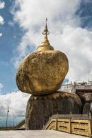 de gouden rotspagode of kyaikhtiyo-pagode in mon staat myanmar. deze plek is de meest verbazingwekkende boeddhistische plek in Myanmar. foto