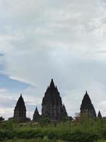 een uitzicht op dit historische monument in Indonesië is de Prambanan-tempel foto