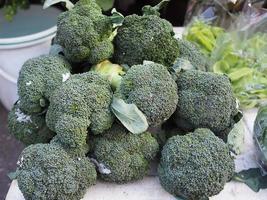 verse broccoli te koop in de markt foto