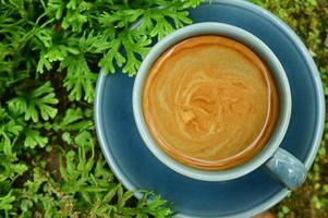 warme koffie, americano-koffie, cafeïnehoudende drank, crema-koffie, close-up shot. foto