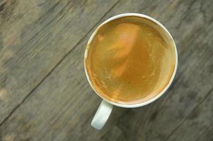 warme koffie, americano-koffie, cafeïnehoudende drank, crema-koffie, close-up shot. foto