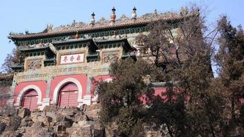 uitzicht op het traditionele zomerhuis van de Chinese keizer op de klif foto