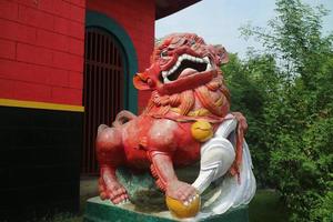 standbeeld van een rode leeuw in sam poo kong semarang foto