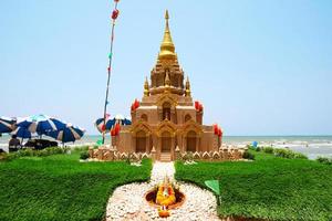 kasteelzandpagode en naga werden zorgvuldig gebouwd en prachtig versierd op het songkran-festival foto