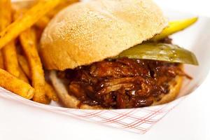 BBQ-sandwich met varkensvlees foto