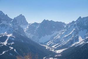 idyllische kronplatz-bergketen tegen duidelijke blauwe hemel in de winter foto