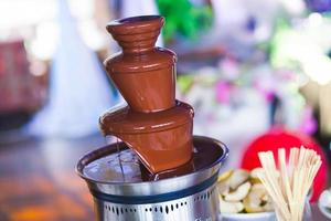 chocoladefontein met fondue, fruit en marshmallow op kinderfeestje foto