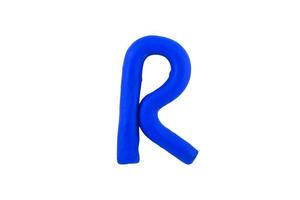 alfabet r engels kleurrijke letters handgemaakte letters gegoten uit plasticine klei op geïsoleerde witte achtergrond foto