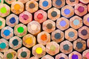 veelkleurige houten stokken houten kleurpotloden op witte achtergrond foto