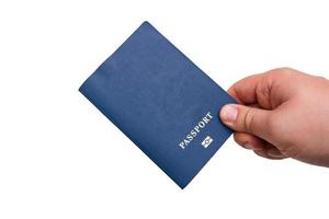 paspoort in handen close-up op witte achtergrond foto