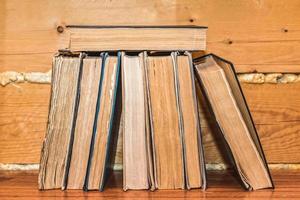 verzameling oude boeken die op de plank in de bibliotheek liggen foto