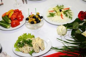 geserveerd tafel met servies en eten foto