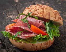 sandwich met salami, sla, tomaat en rucola foto