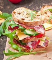 sandwich met ham, kaas en verse groenten foto