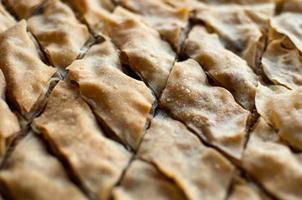 baklava, Turks dessert gemaakt van dun gebak, noten en honing. foto