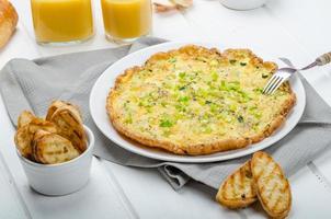 omelet met courgette en mozzarella kaas, lente-uitjes