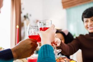 Afro-Amerikaanse familie. Vrolijk Kerstfeest. gelukkige familie eet thuis. foto