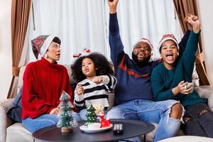 Afro-Amerikaanse familie in kerstthema. gelukkige familie heeft plezier om thuis samen op de bank te zitten. foto