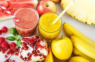verse biologische rode en gele smoothie met appel, watermeloen foto