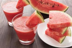 gezonde watermeloen smoothie op een houten tafel