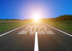 2022 nummers op asfaltweg foto