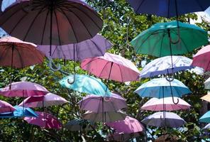 kleurrijke paraplu achtergrond kleurrijke paraplu's. foto