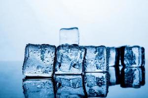 ice pack het resultaat van het water is voordat het ijs meerdere blokken heeft gestapeld. de oorsprong van het idee. en een mooie lay-out. eten en drinken concepten cool foto